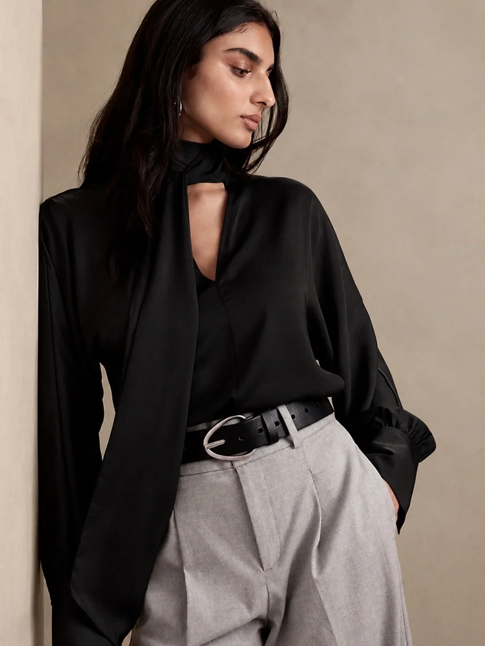 BNWT Banana Republic Black Scarf Tie Neck Blouse Large Sold Out Office Chic - Picture 5 of 11
